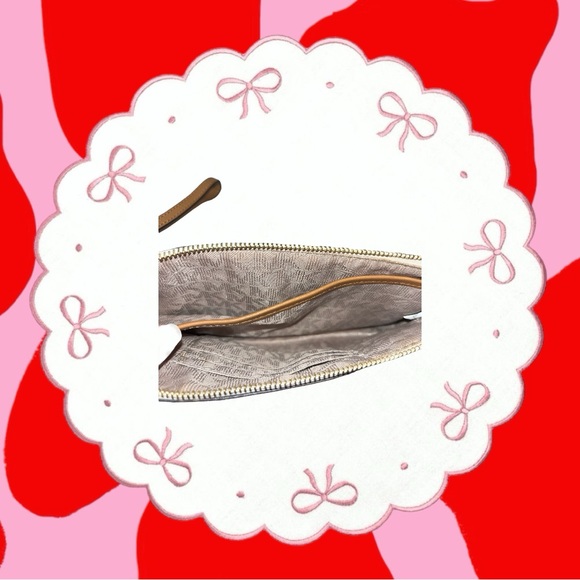 michael kors wristlet purse 🤎 - Picture 6 of 6